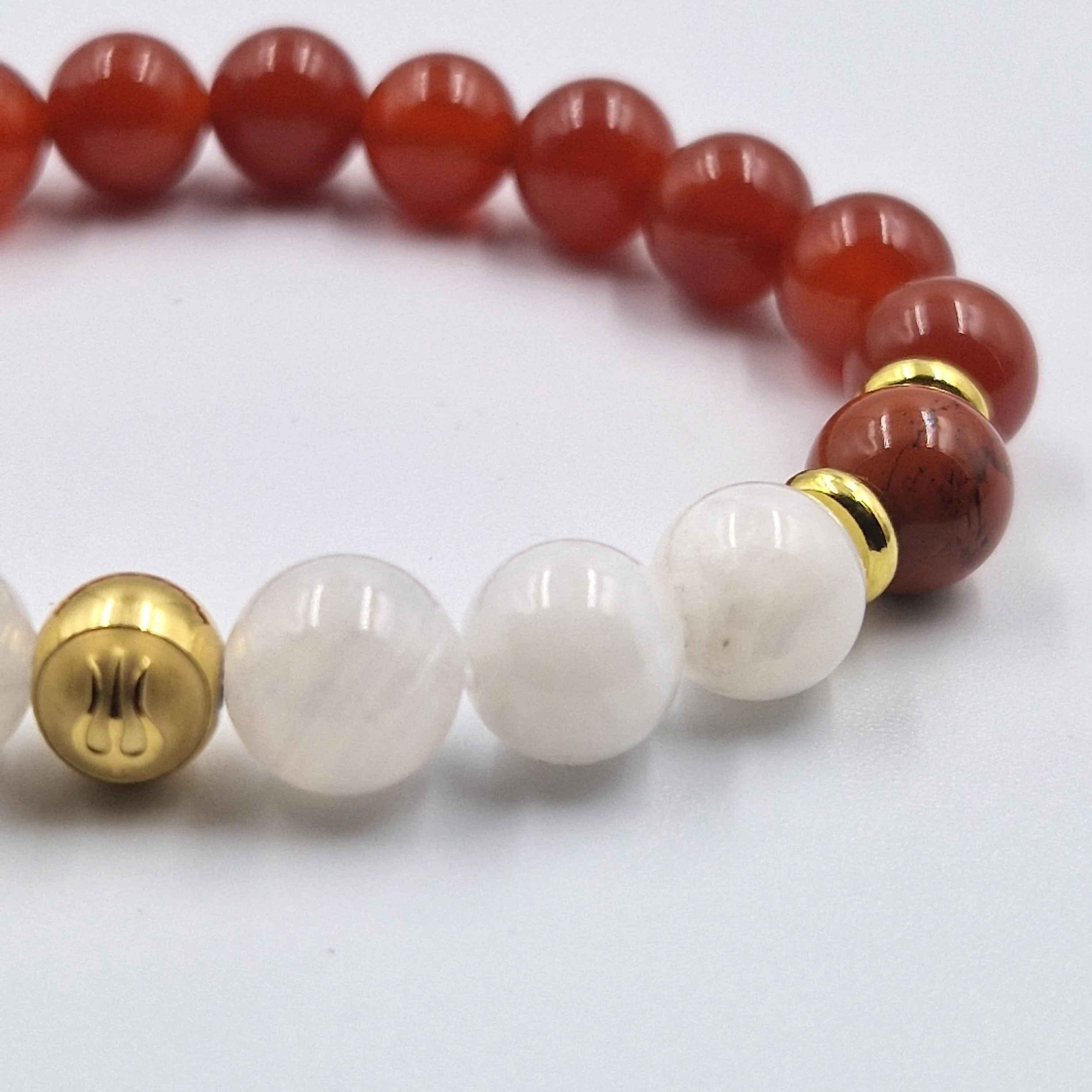 Bracelet Cancer Année 2024 en Pierre de lune blanche, Cornaline et Jaspe rouge - Image 2