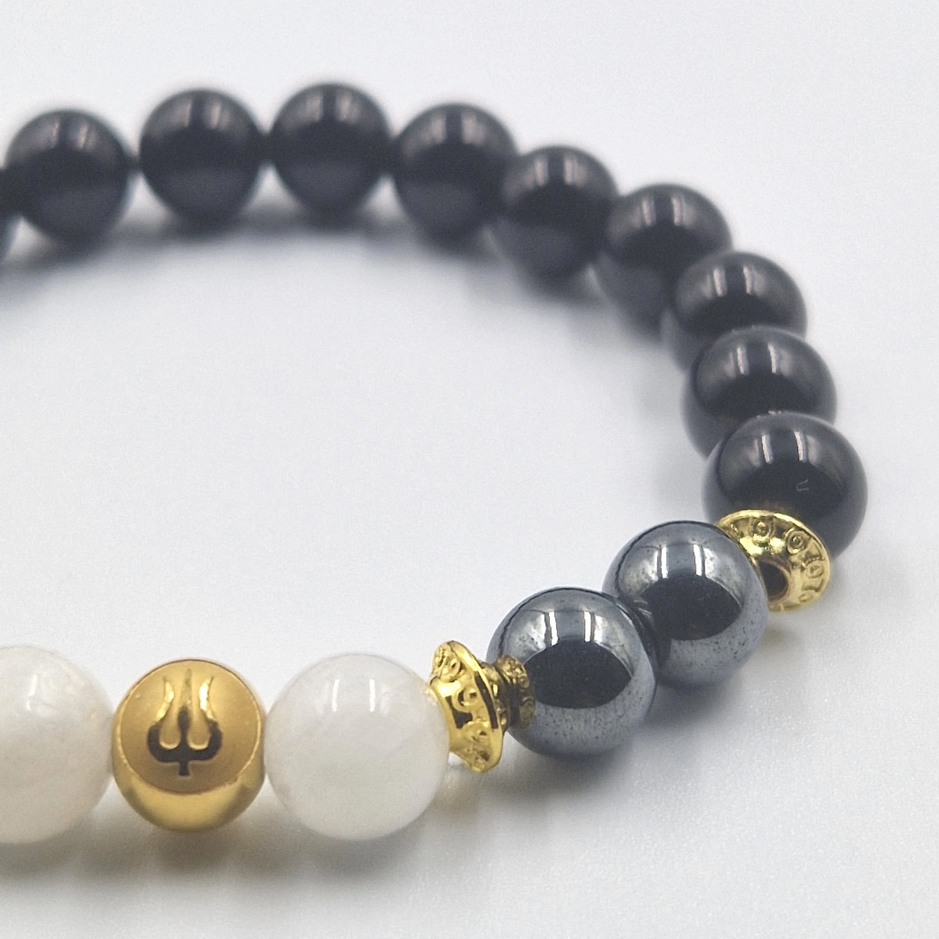 Bracelet Capricorne en Onyx noir, hématite et Pierre en lune blanche - Image 2