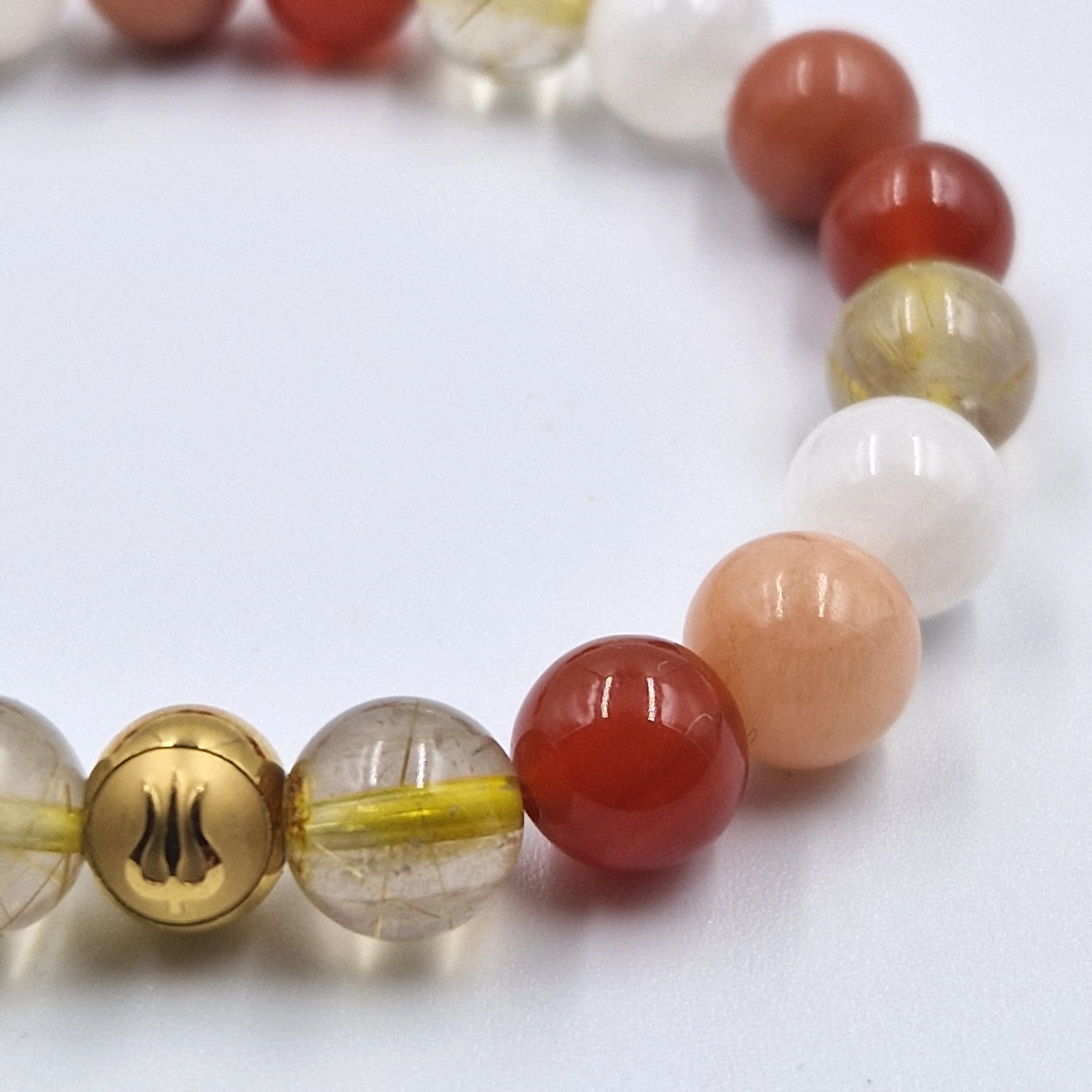 Bracelet CHAKRA SACRE en Cornaline, Bois fossilisé, Quartz rutile doré et Pierre de lune blanche - Image 2